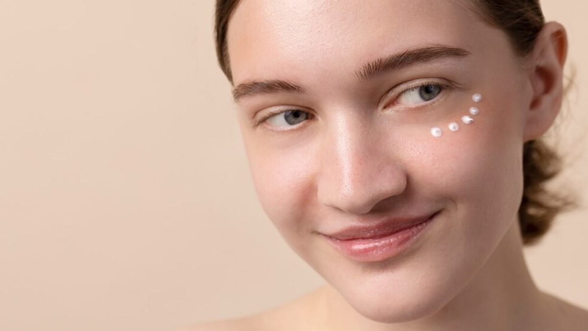 How Effective Are Retinol Eye Creams In Reducing Anti-Ageing Signs? Know From A Dermatologist